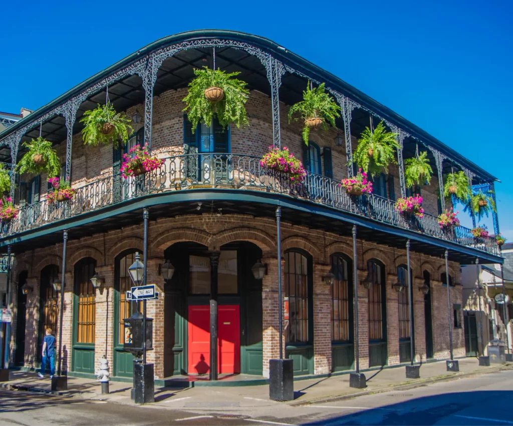 New orleans building in french quarter on gulf coast getaway excursion booked with acx travel.