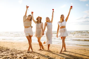 group_of_friends_on_girls_trip_booked_with_acx_travels